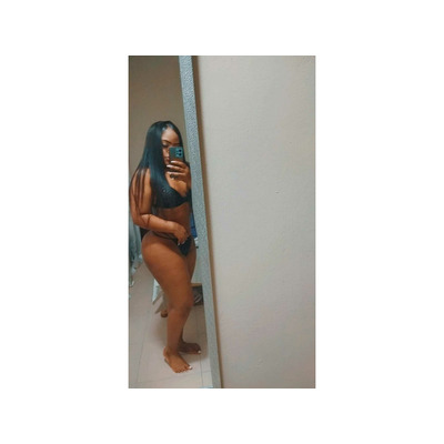 MUJER VOLUPTUOSA CON GRANDES CURVAS