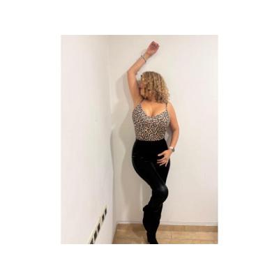 MUJER MADURA RUBIA DE HERMOSAS CURVAS