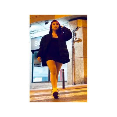 DIVERTIDA Y ATENTA JOVENCITA