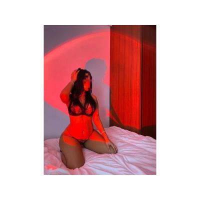 JOVEN EXQUISITA CON UN CUERPO TENTADOR
