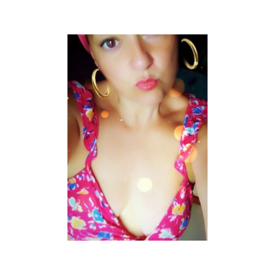 Deslizando mis manos sobre ti.