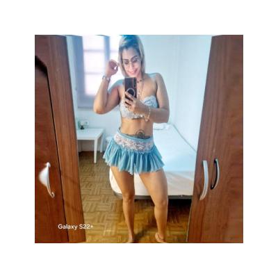 RUBIA FOGOZA CON EL CHOCHITO HUMEDO