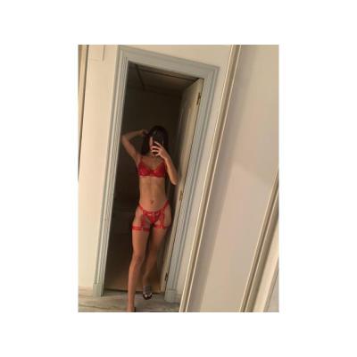 CHICA  ENCANTADORA Y   DISCRETA