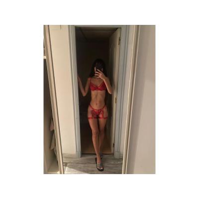 CHICA  ENCANTADORA Y   DISCRETA