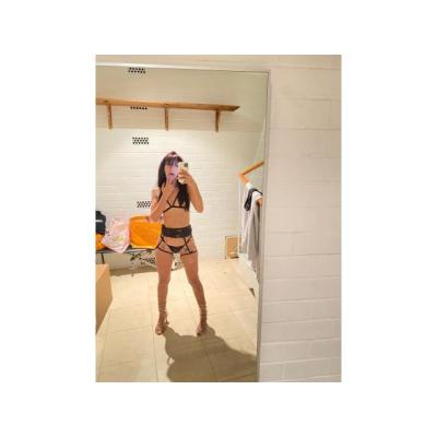 CHICA  ENCANTADORA Y   DISCRETA