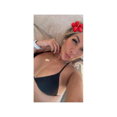 DIANA RUBIA JUGUETONA