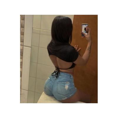 soy una chica latina con curvas /