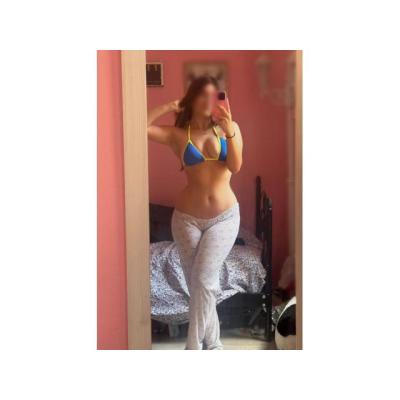 Falsa inocente novia llena de placer
