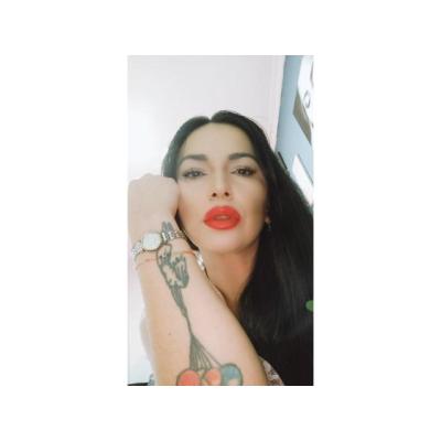 Latina fiestera solita en casa