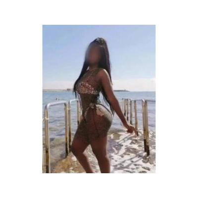 Mia una morena dominicana en Salt, Girona