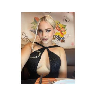 Joven española trans, la bomba dorada