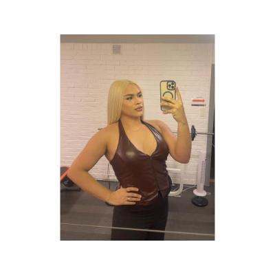 Joven española trans, la bomba dorada