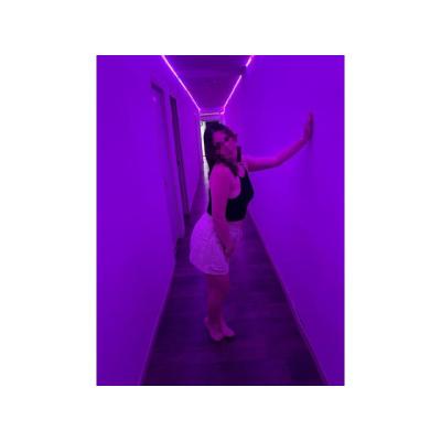 JOVENCITA CON BESITOS Y CARICIAS LOCAS