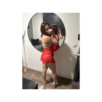 JOVENCITA CON BESITOS Y CARICIAS LOCAS