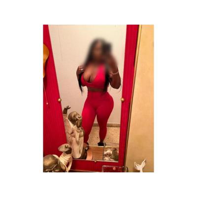 MUJER ENCANTADORA Y MUY RISUEÑA