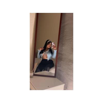 JOVENCITA SENSUAL, EXTROVERTIDA Y RISUEÑA