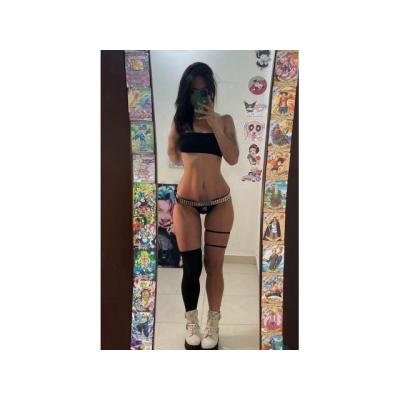 Tetas fuera, coño mojado…