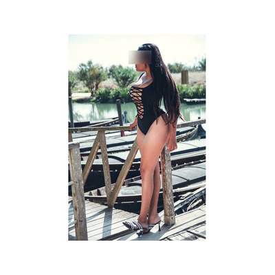 CHICA DE PIEL MORENA Y ARDIENTE