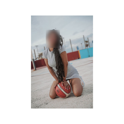 chica con glamur y simpatia.