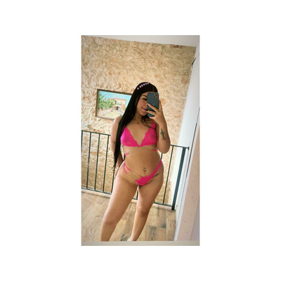 Jovencita juguetona fiestera educada