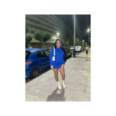 Jovencita juguetona fiestera educada