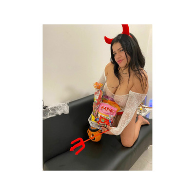 HERMOSA JOVEN CAUTIVADORA