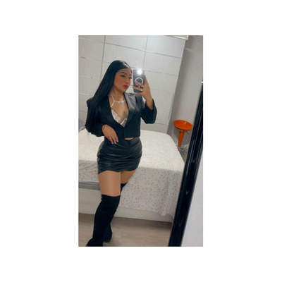 Morena candente con un cuerpo de infarto
