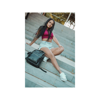 Jovencita  extrovertida y  fogosa.