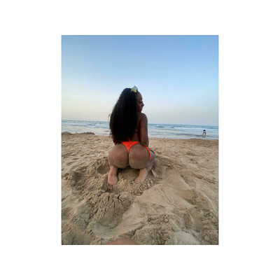 negra de coño jugoso y culo grande