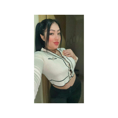 Hermosa joven morena cautivadora, fiestera