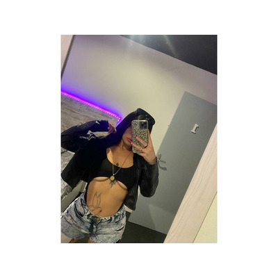 EXCLUSIVE YOUNG WOMAN WITH AN INCREDIBLE BODY